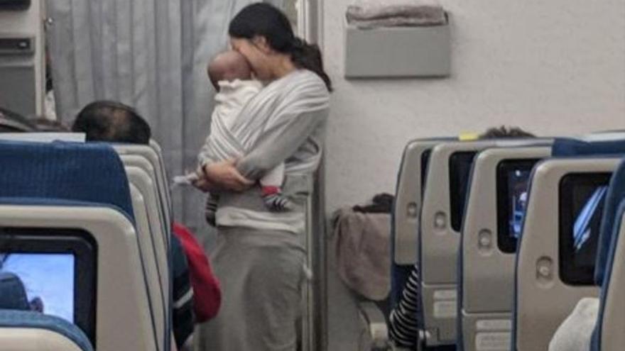 Uns pares viatgen en avió amb el seu nadó i reparteixen un obsequi per compensar les molèsties