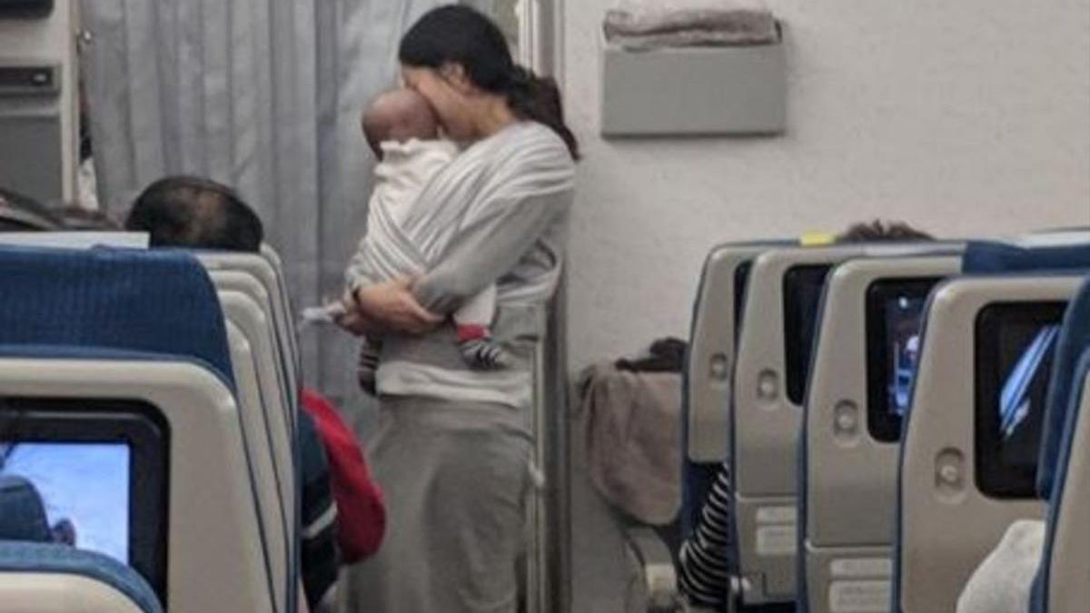 Uns pares viatgen en avió amb el seu nadó i reparteixen un obsequi per compensar les molèsties