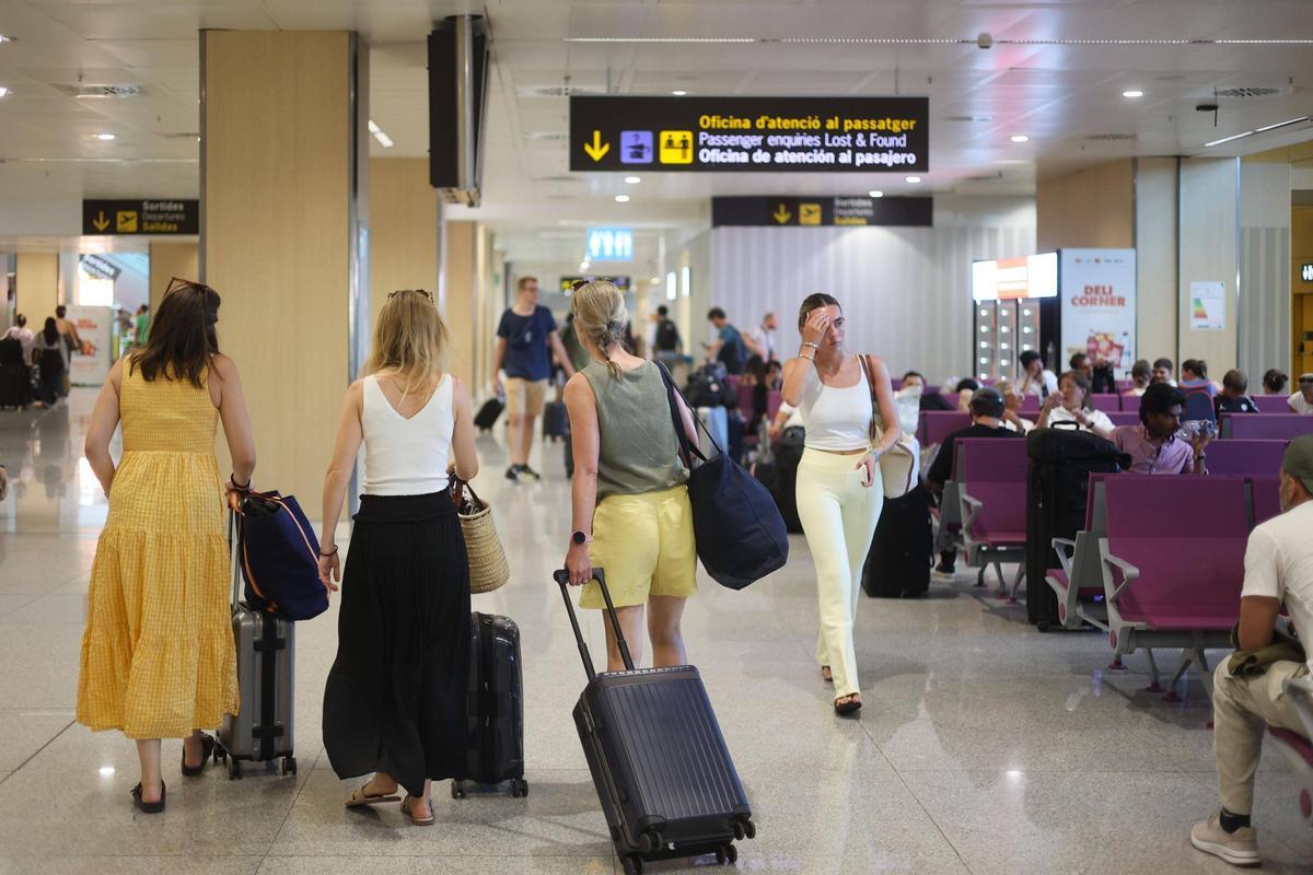 Pasajeros en la sala de facturación en el aeropuerto de Ibiza