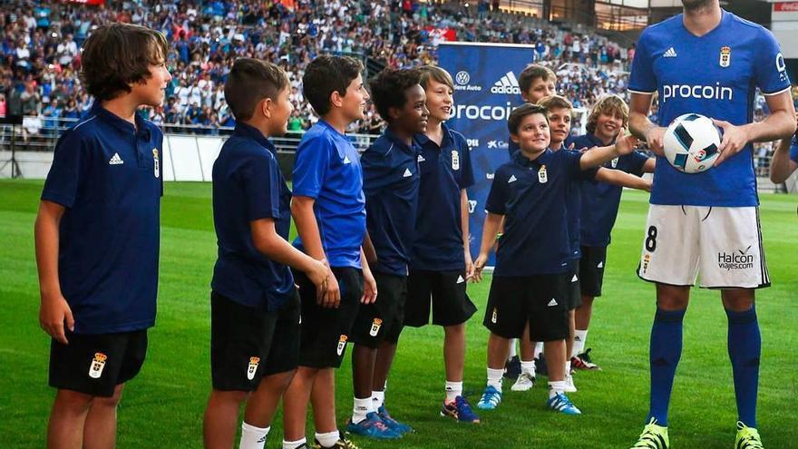 Michu, con canteranos del Oviedo cuando fue presentado en el Carlos Tartiere en su regreso al conjunto azul.