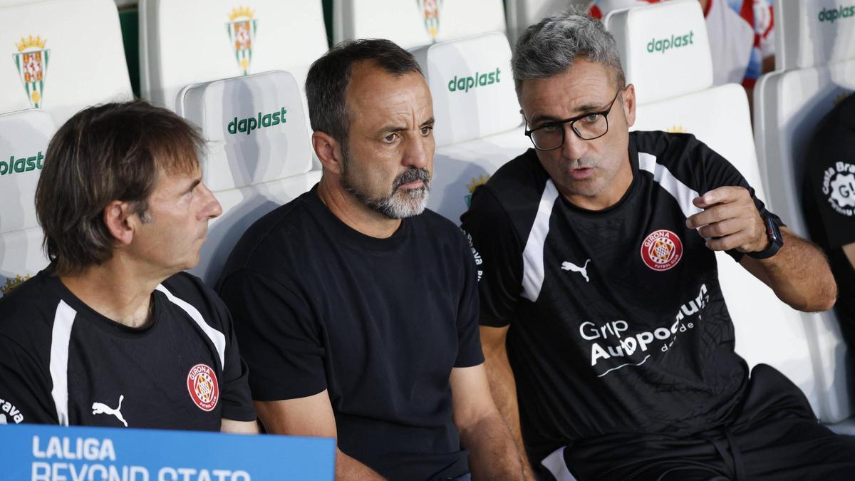 Quique Álvarez, amb Santi Pou i Óscar Álvarez, a la banqueta de l'estadi del Còrdova.