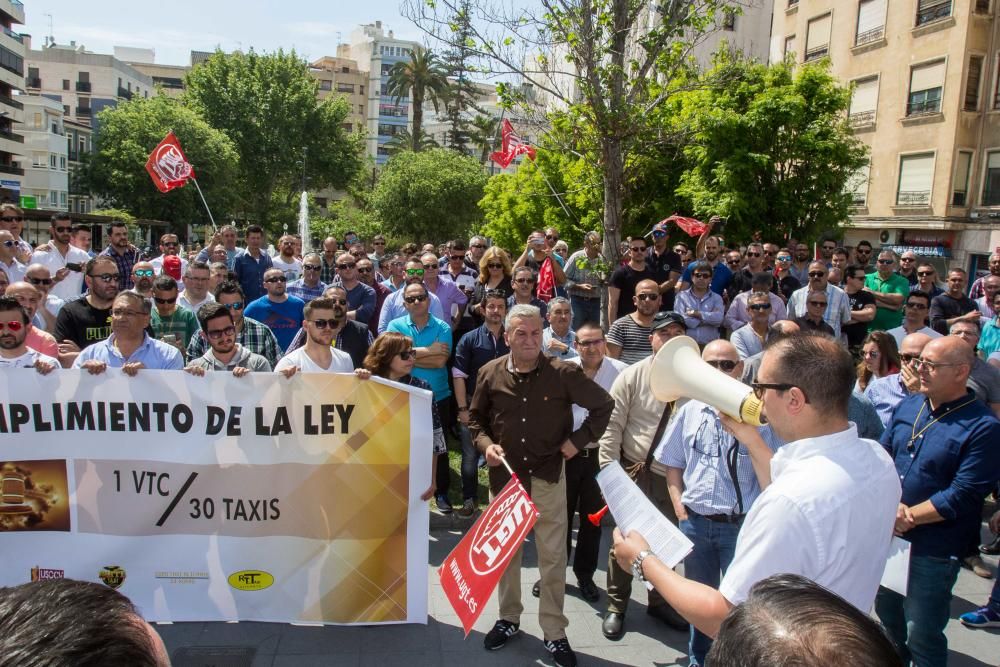 Atascos en Alicante por la huelga de taxis