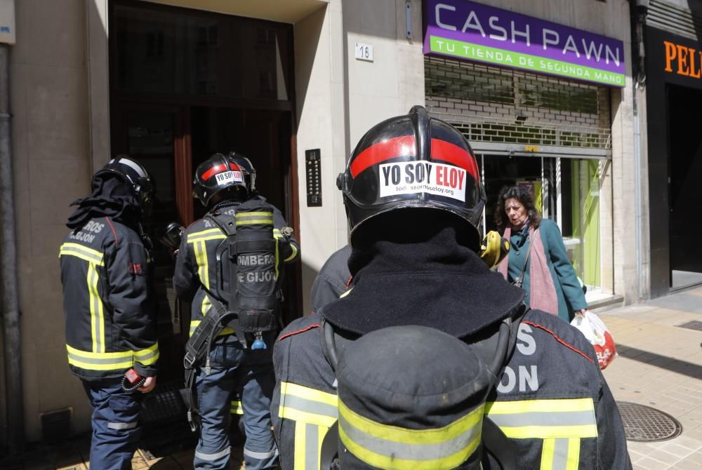 Intervención de bomberos en un edificio de la avenida de Constitución.