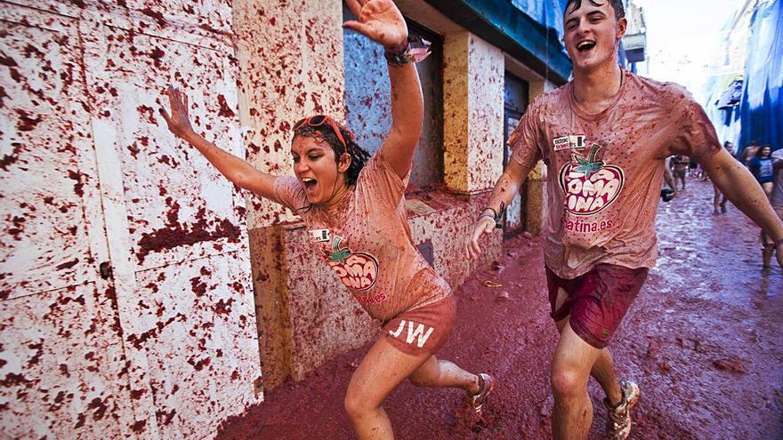 Participantes de la Tomatina disfrutan de la fiesta en la última edición de 2019.