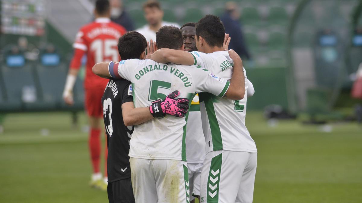 Los jugadores del Elche celebran la victoria al final del partido frente al Sevilla