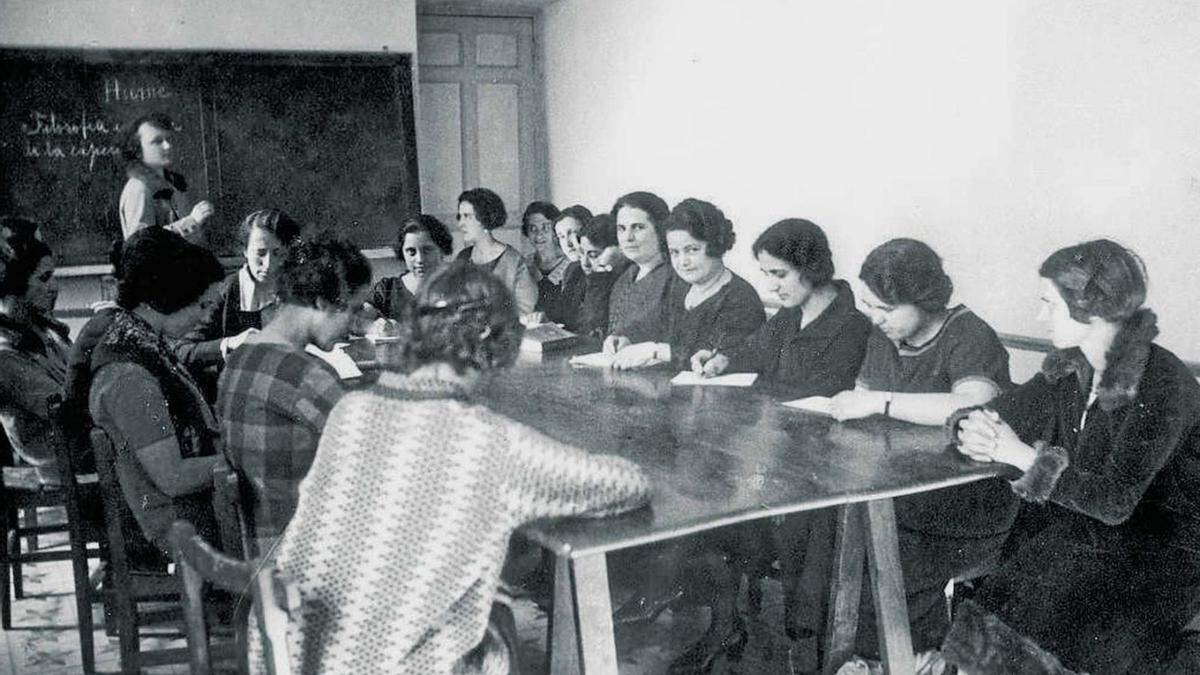 María de Maeztu imparte clase en la Residencia de Señoritas de Madrid.