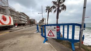 Calonge i Sant Antoni corta un tramo del paseo marítimo de la localidad después de que el temporal de mar haya engullido parte de la playa