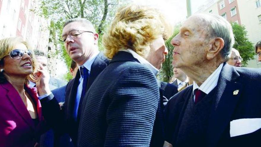Aguirre, besando a Manuel Fraga, ayer, en Madrid, en presencia de Alberto Ruiz-Gallardón y de Ana Botella.