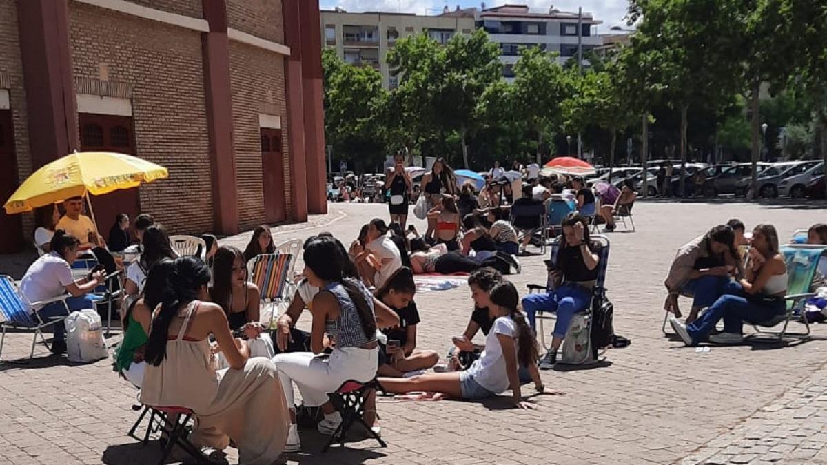 Fans de Maka acampados, este sábado, a la espera de que abran las puertas de la plaza de toros para el concierto.
