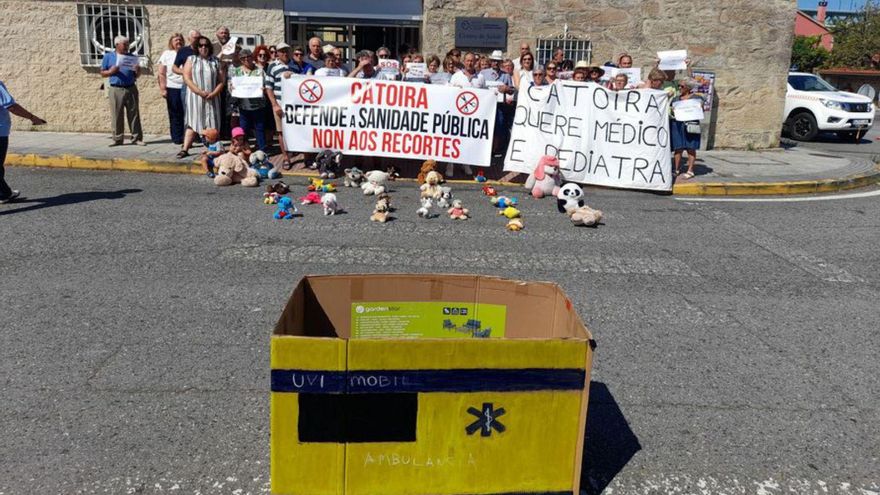 Un momento de la protesta de ayer en Catoira. | |