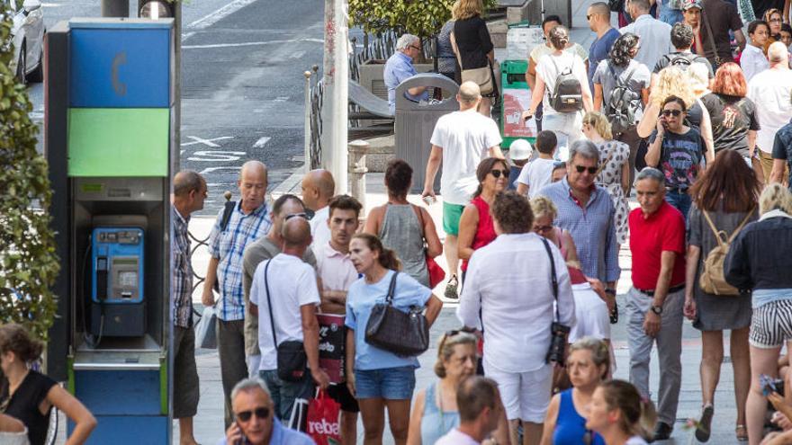 Público en la avenida Maisonnave, donde el gran comercio podía abrir todos los domingos y festivos hasta septiembre