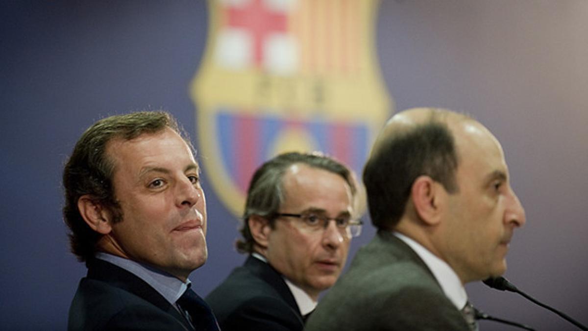 De izquierda a derecha, Sandro Rosell, Javier Faus y Akbar Al Baker, durante la presentacion del acuerdo con Qatar Airways