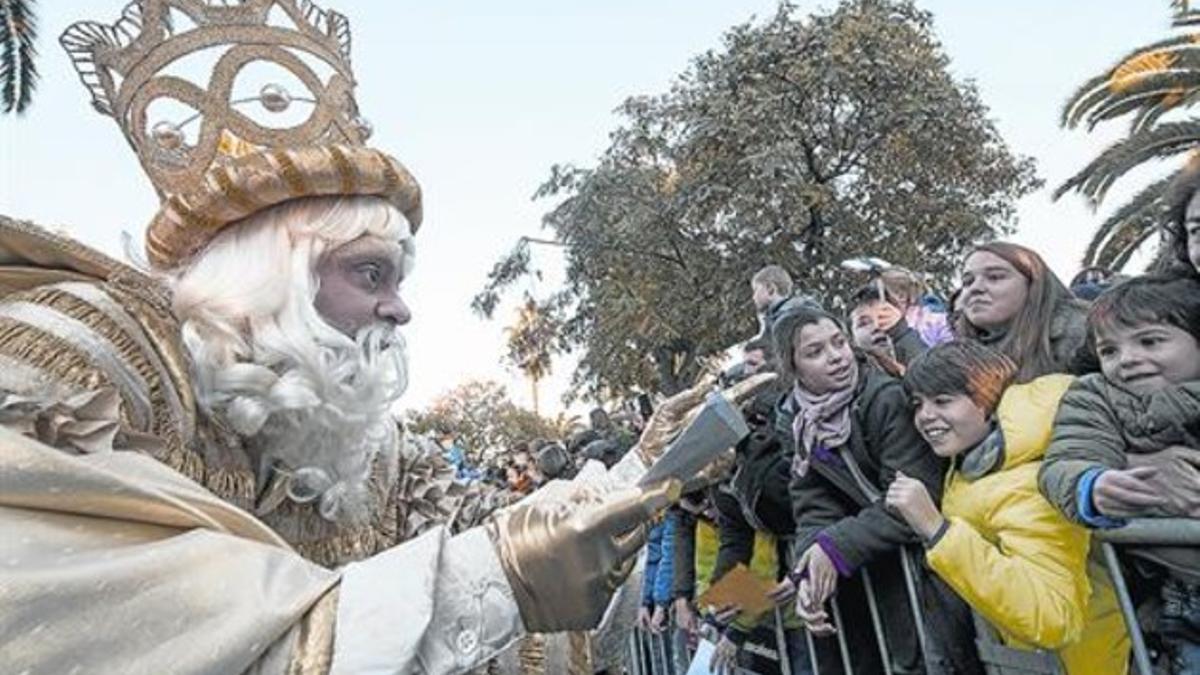 El rey Melchor a su llegada al Portal de la Pau en el puerto de Barcelona, durante la cabalgata de los Reyes Magos del pasado día 6.