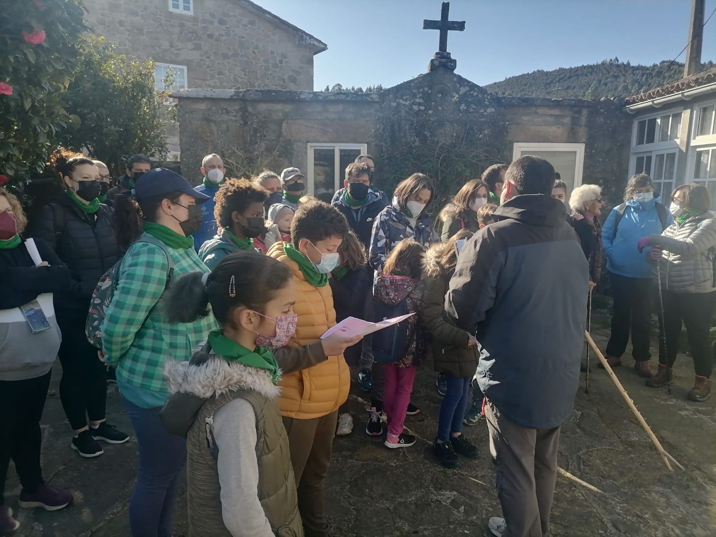 Un momento de la ruta para descubrir petroglifos, cruces de piedra, molinos y demás elementos que enriquecen la oferta patrimonial y turística de Catoira.