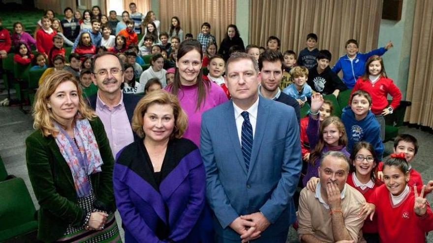 Gloria Cantatore y Jorge Acosta, delante, con Marcelino Fernández agachado, miembros del equipo directivo del Montedeva, profesores y alumnos de quinto curso de Primaria.