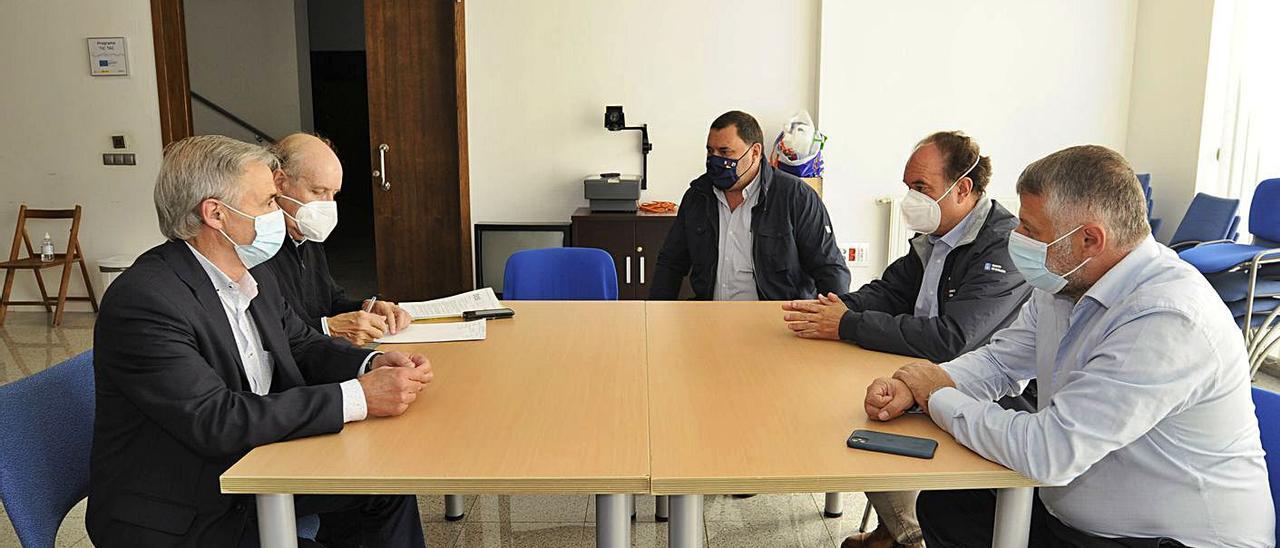 Los alcaldes de Vila de Cruces, Rodeiro, Lalín y Silleda se reunieron ayer en el auditorio. |   // BERNABÉ/JAVIER LALÍN