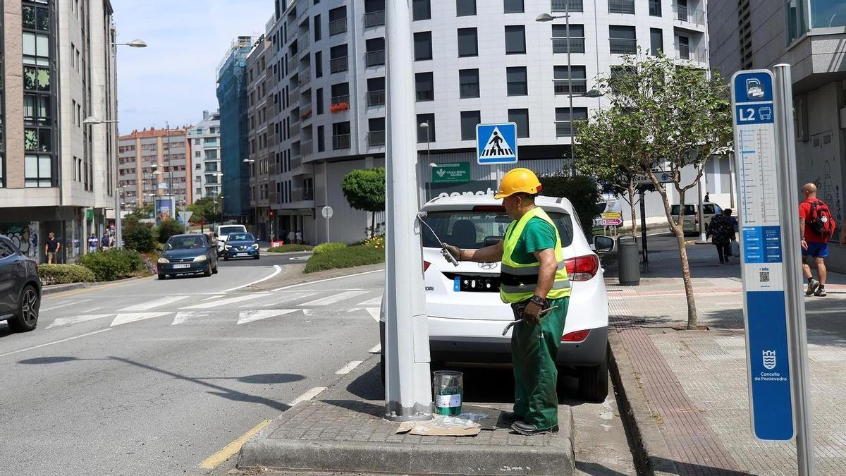 La renovación de las farolas en Eduardo Pondal, esta semana.