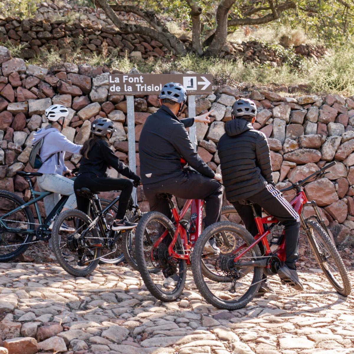 Ciclistas haciendo una ruta por los alrededores de Vilafamés.