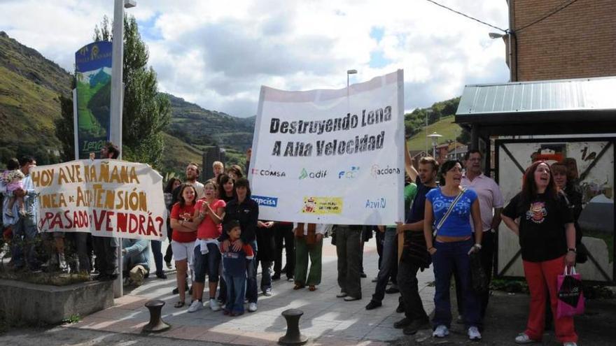 Una protesta contra las obras de la variante de Pajares celebrada en Campomanes en 2008.