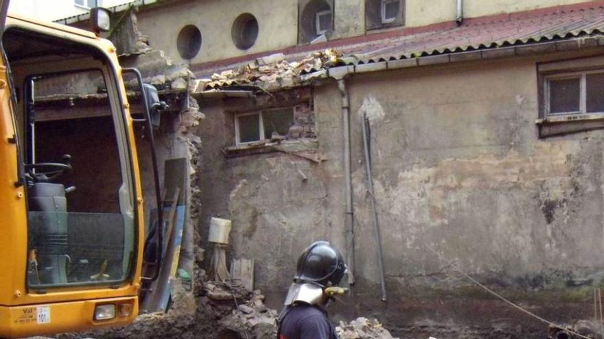 Un bombero en el lugar del accidente, en mayo de 2011.