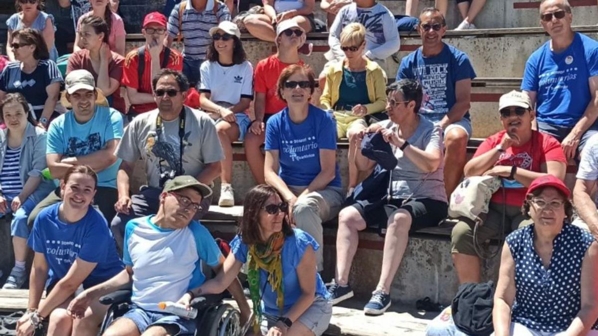 Voluntarios y miembros de Adispaz durante su visita al parque navarro. | SERVICIO ESPECIAL