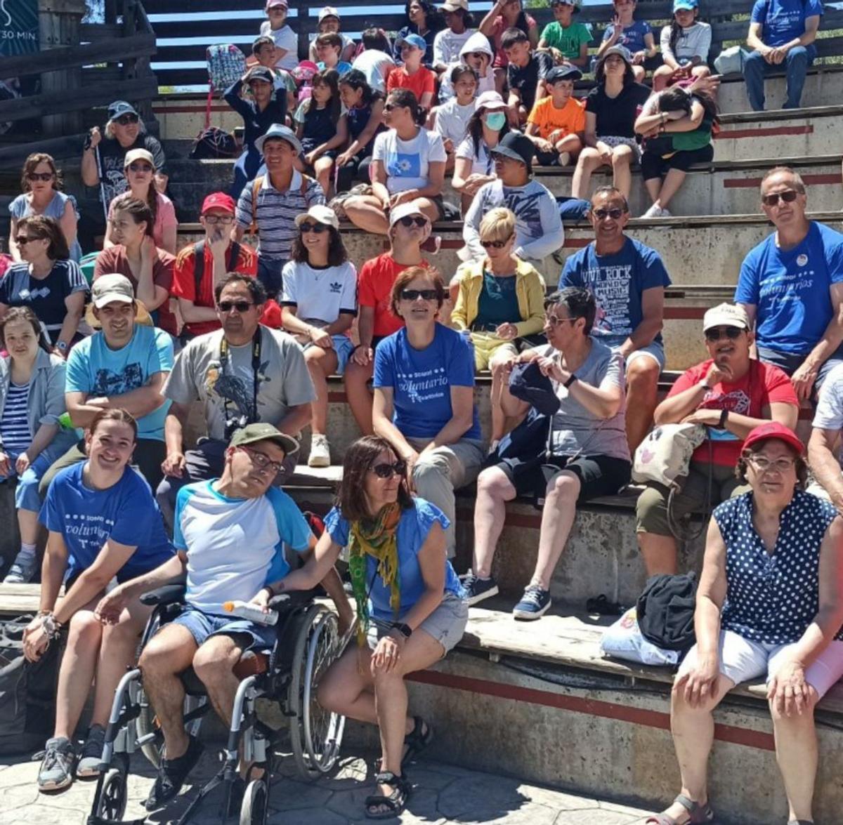 Voluntarios y miembros de Adispaz durante su visita al parque navarro. | SERVICIO ESPECIAL