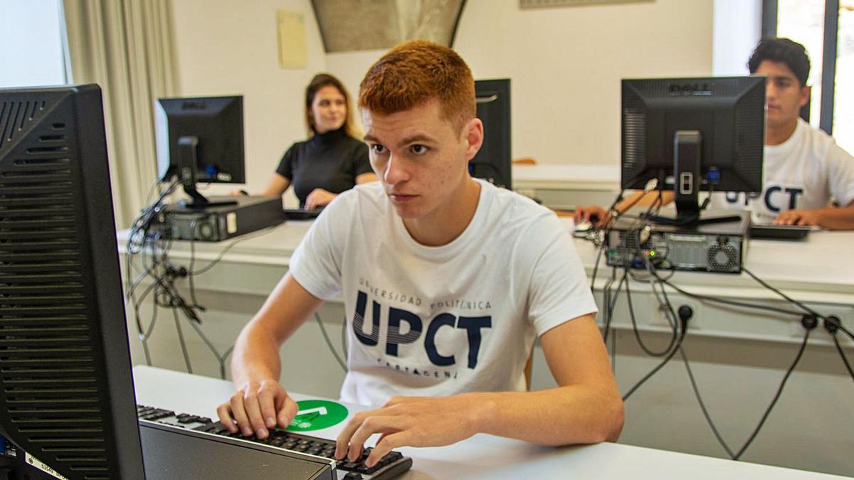 Alumnos en un aula de informática de la Politécnica.