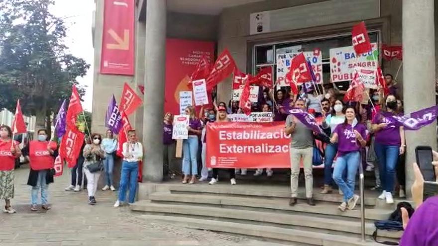 Trabajadores del ICHH durante su movilización hoy en Santa Cruz de Tenerife.