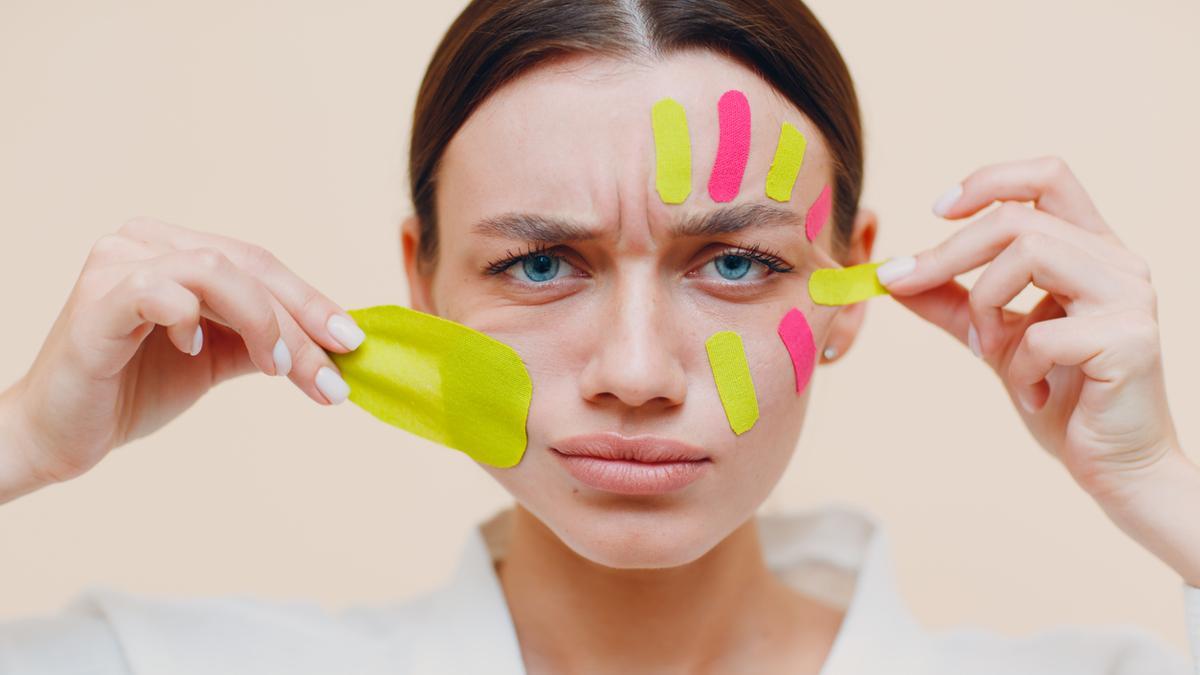 Mujer con cintas kinesológicas en la cara