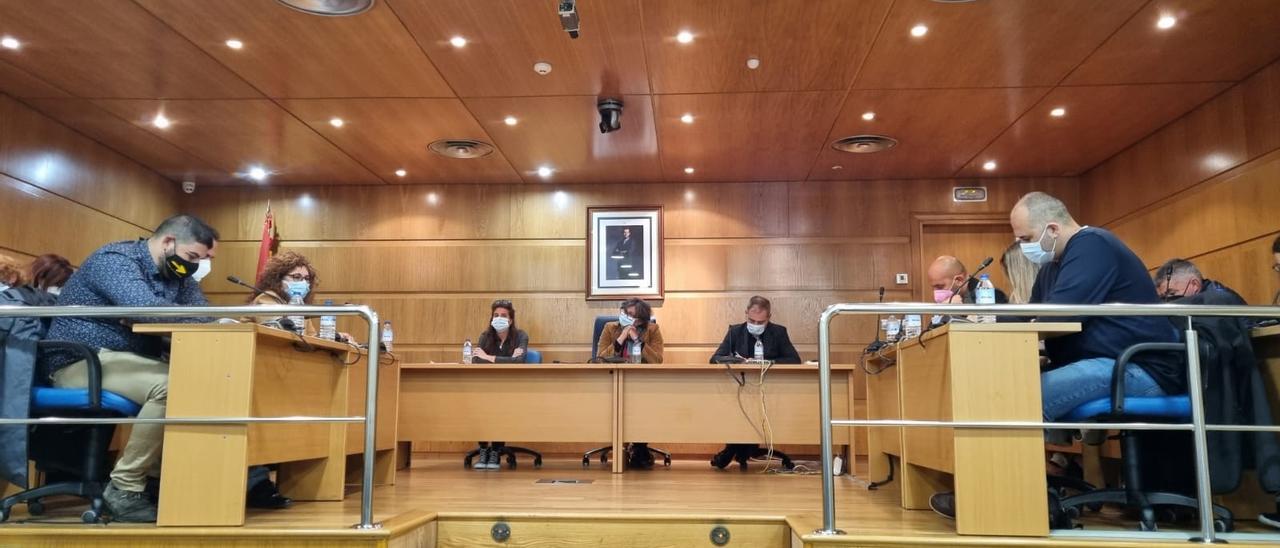 García de la Torre preside un pleno en Porriño, con Lorenzo en la bancada de la derecha. //D.P.