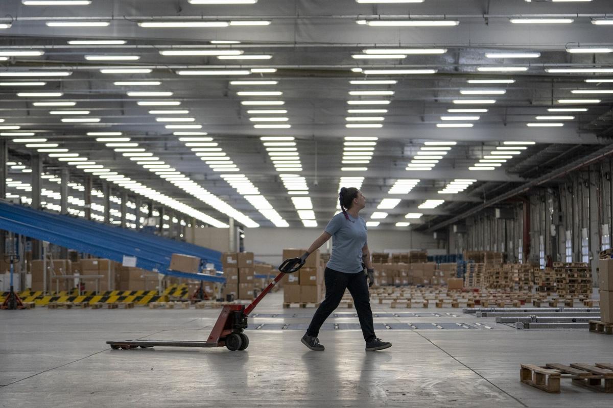 Una trabajadora, en el centro logístico de Inditex en Arteixo