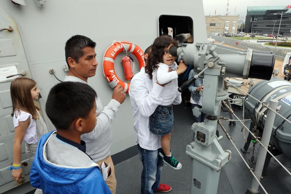 Largas colas para visitar las fragatas "Juan de Borbón" y Álvaro de Bazán" en la Estación Marítima