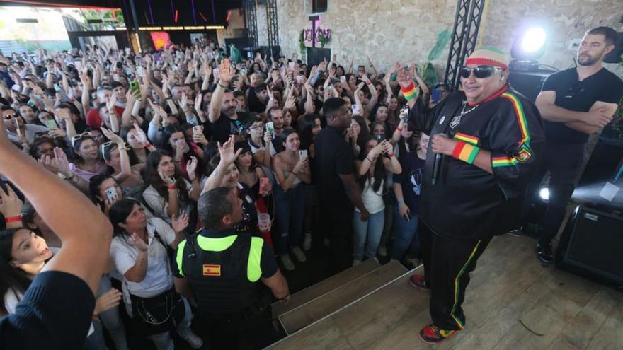 King África adelanta la Fiesta en Alicante con un concierto que fue «la bomba»