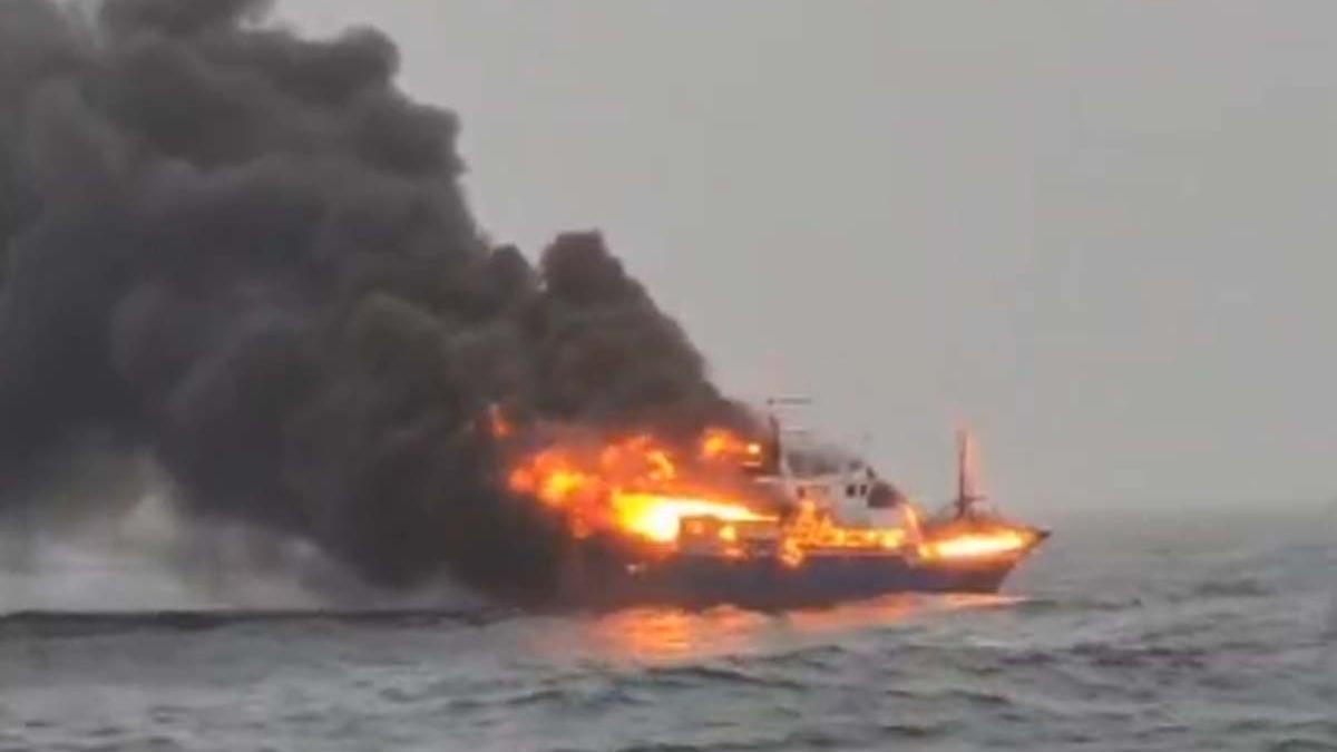 Rescatados quince tripulantes de un pesquero de Burela que ardió en Gran Sol