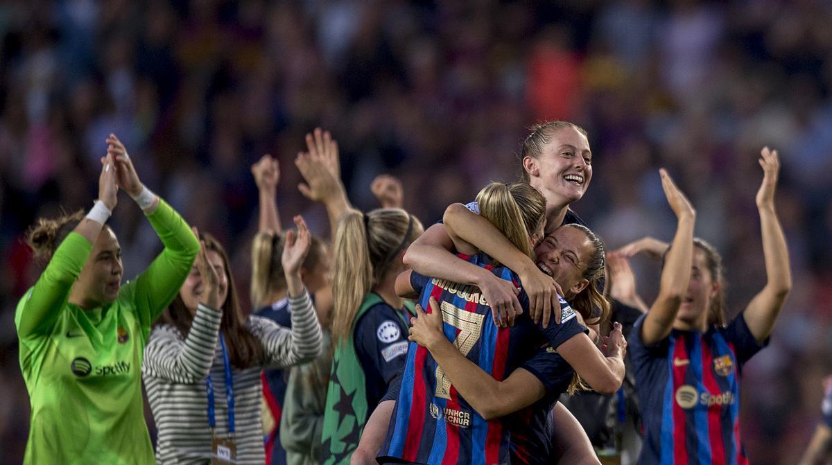 Las azulgrana eufóricas durante las celebraciones en el Camp Nou 