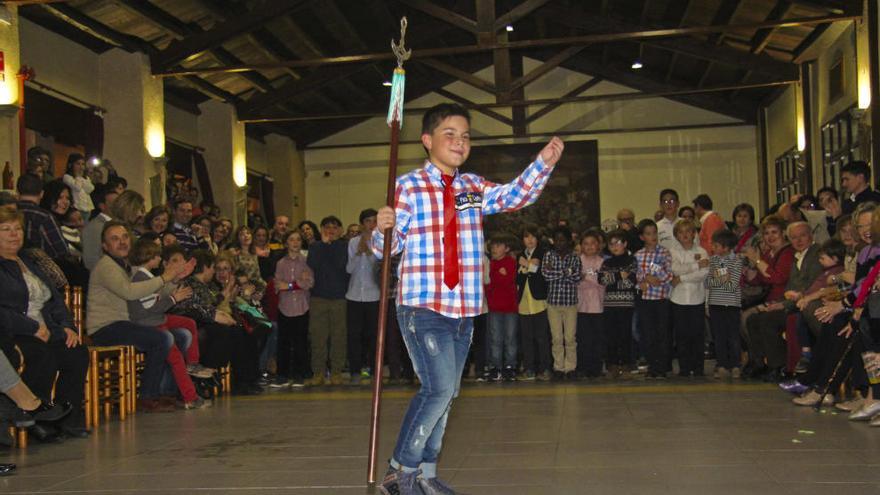 Ian Ferri, nuevo sargento infantil cristiano, dirigiendo una escuadra durante el concurso