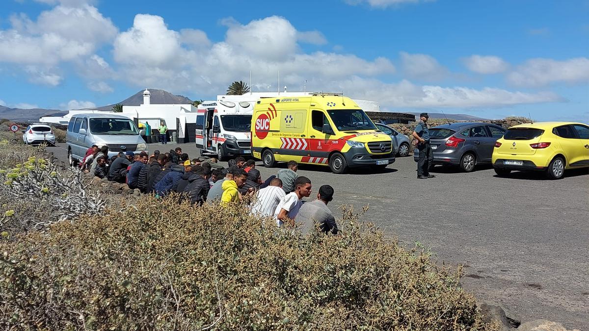 Migrantes y miembros de los equipos de emergencias en la zona de Jameos del Agua, en el municipio lanzaroteño de Haría.