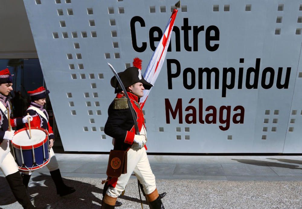 La Asociación Histórico-Cultural Teodoro Reding cumplió este viernes su sueño de que Málaga cuente por fin con una estatua en homenaje al general suizo y gobernador de la ciudad a quien los malagueños dedicaron el Paseo de Reding. La estatua se ha ubicado en la recientemente reformada plaza de la Malagueta.