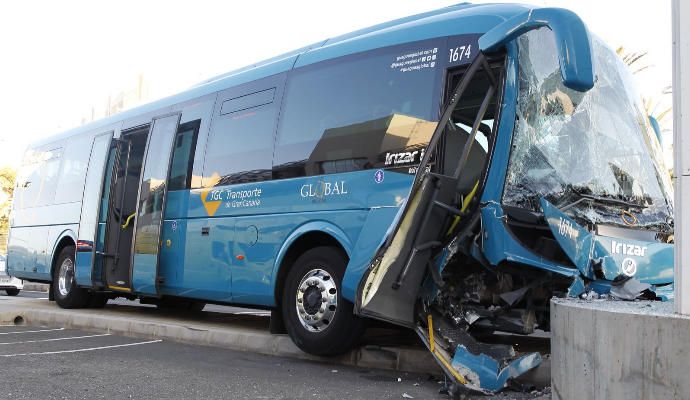 Choque de una guagua contra un muro en Playa del Inglés