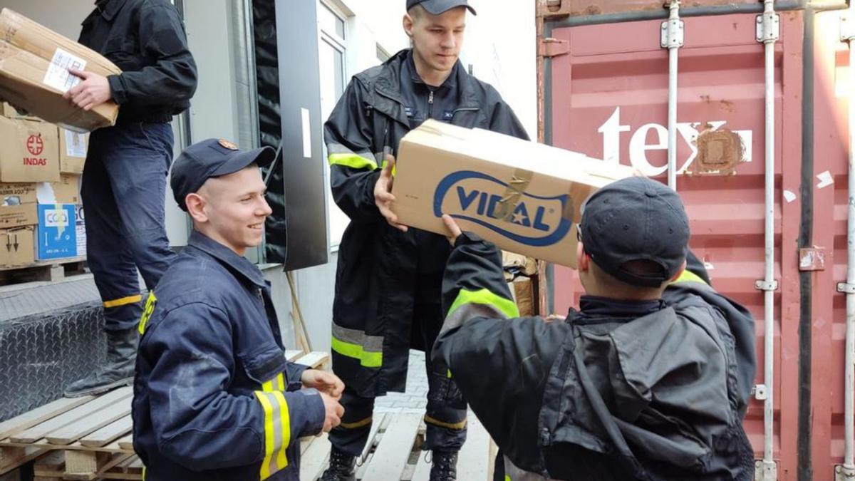  Personal de emergencias de Ucrania descarga el furgón con el material sanitario.