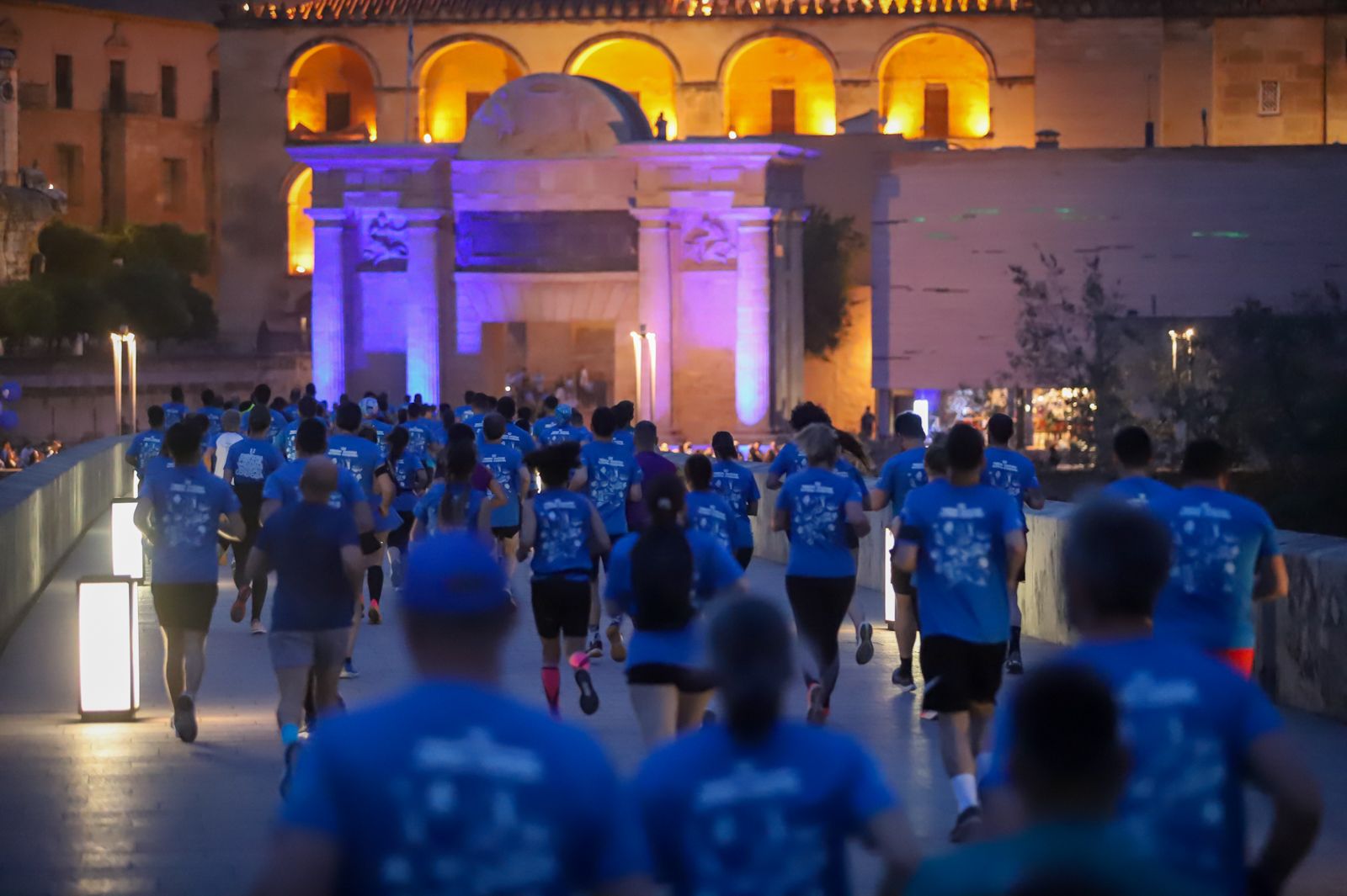 Córdoba vuelve a vestirse de azul en la carrera nocturna por el autismo