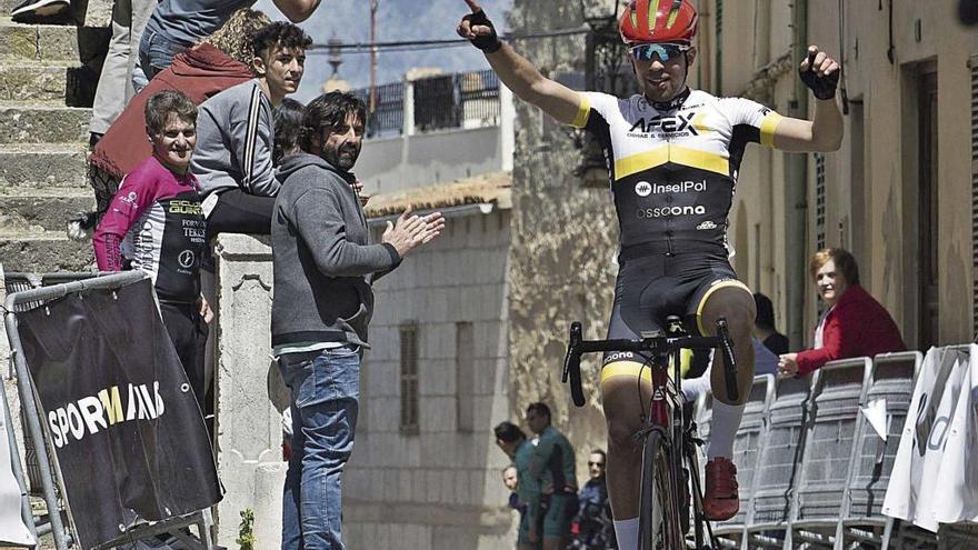 El Sub 23 Mateu GamundÃ­, con el maillot del equipo Afex-Felanitx, en la celebraciÃ³n de su victoria en solitario en Sencelles.