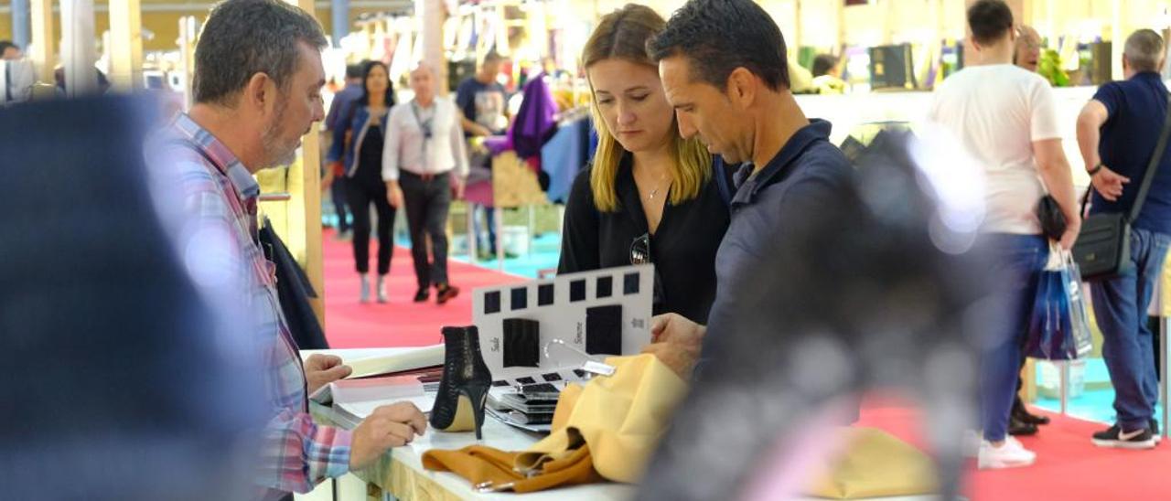 Visitantes en la feria de componentes para el calzado que se celebra en IFA, ayer.