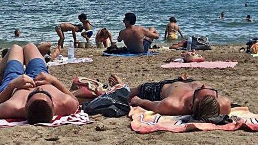 Turistas tomando el sol en una playa de Ibiza, hace unos días.