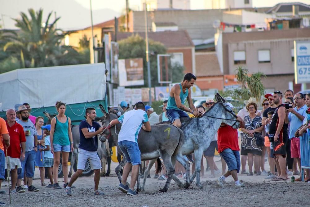 Los participantes, que salían de dos en dos y hasta de tres en tres, cabalgaron con el fin de llegar a la meta los primeros