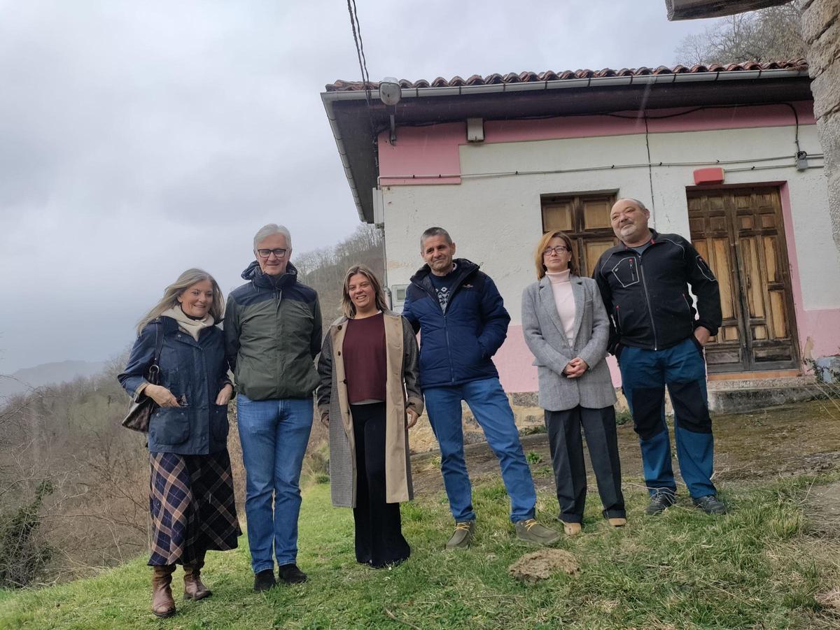 Visita a la futura quesería de Carbes. Graciela Blanco, Marcos Niño, Gimena Llamedo, Carlos Salazar, Conchi Rivero y Julio García