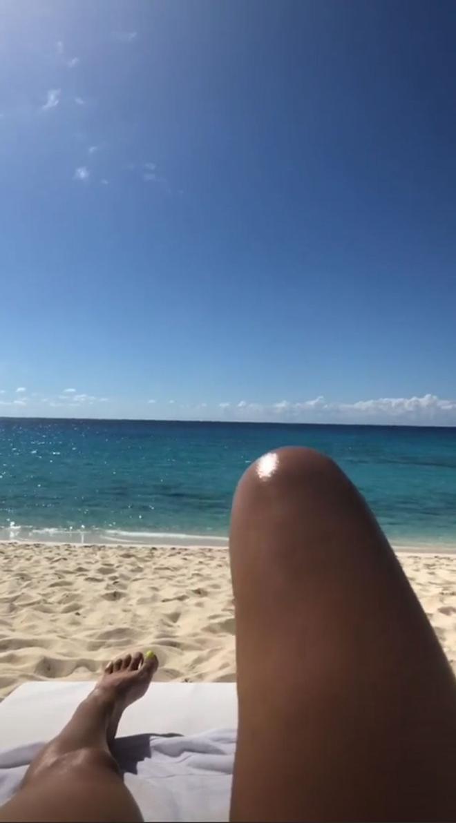Kim Kardashian, tomando el sol en el paraíso