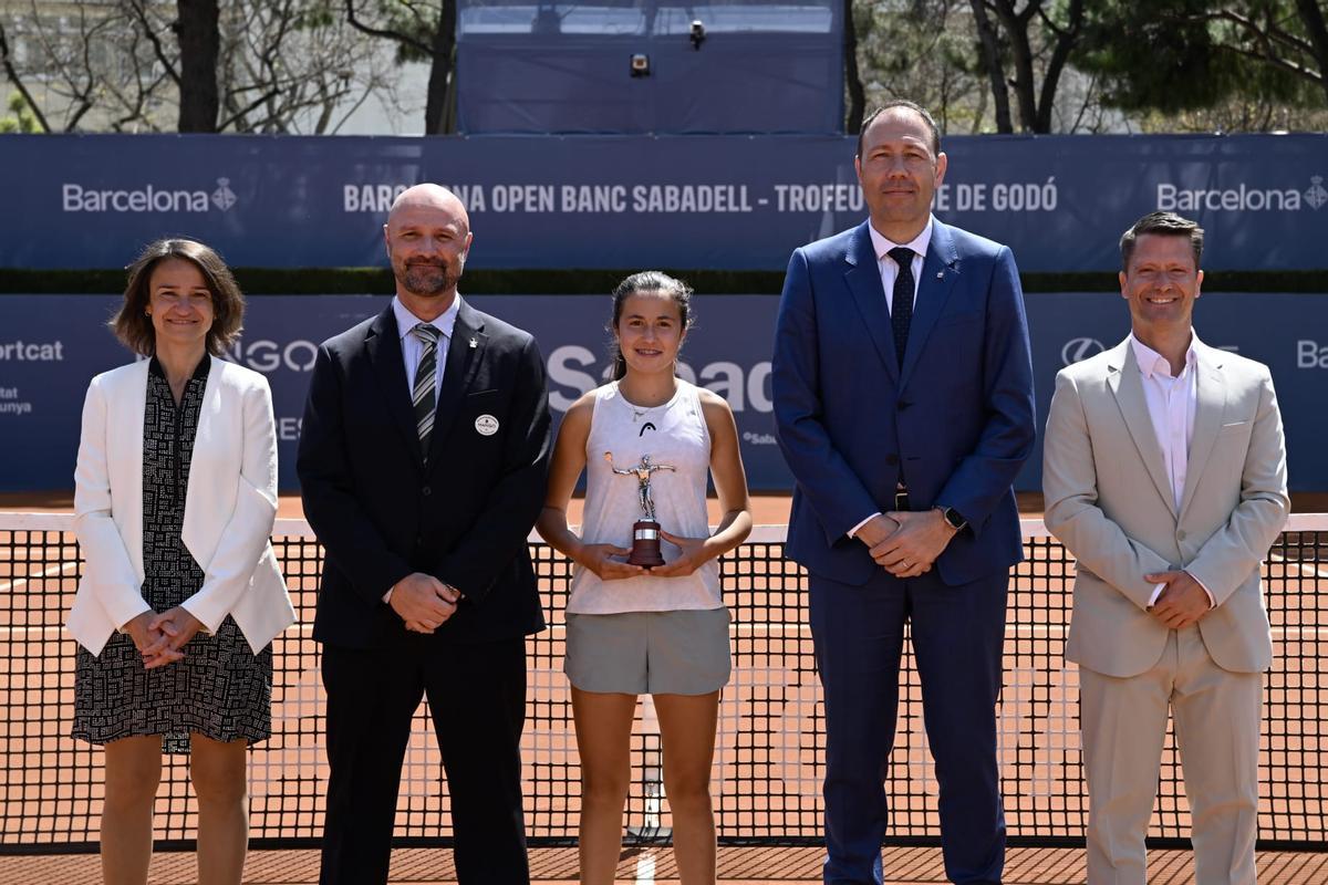 La mallorquina Caterina López Roig posa con las autoridades tras conquistar el Godó.