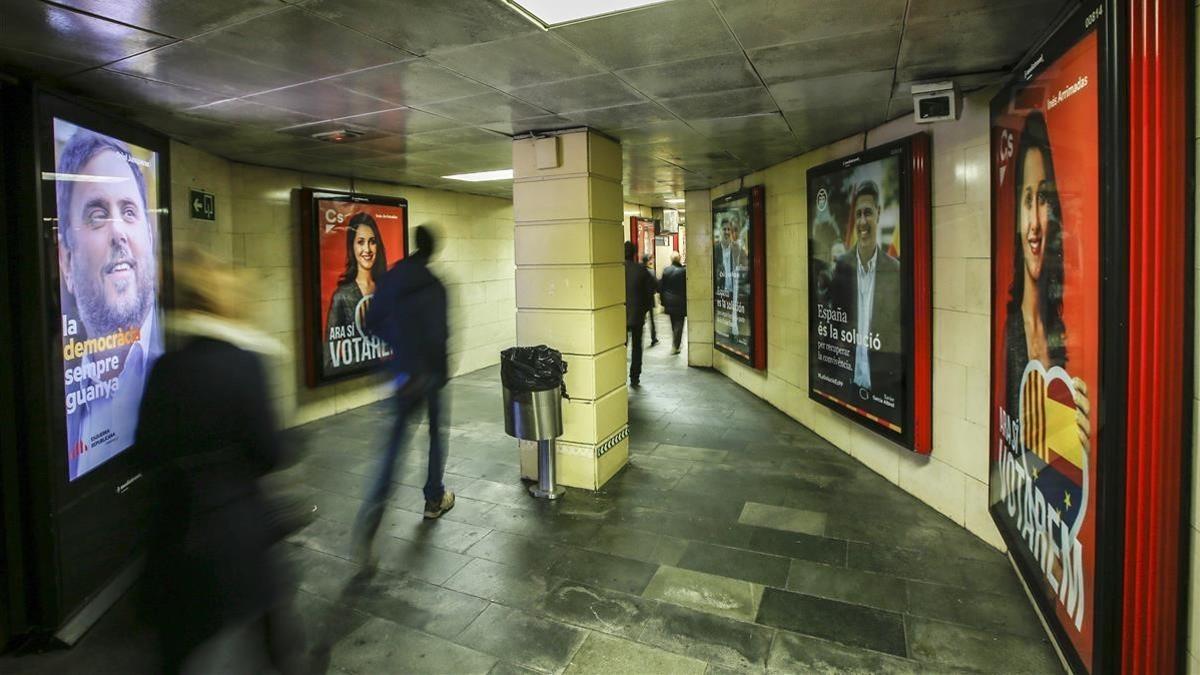 Carteles electorales en la estación de metro de la plaza de Catalunya