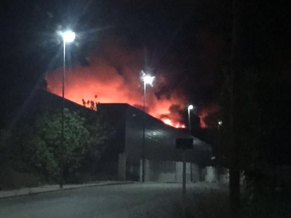 Un incendio devora una fábrica de plásticos en Olleria